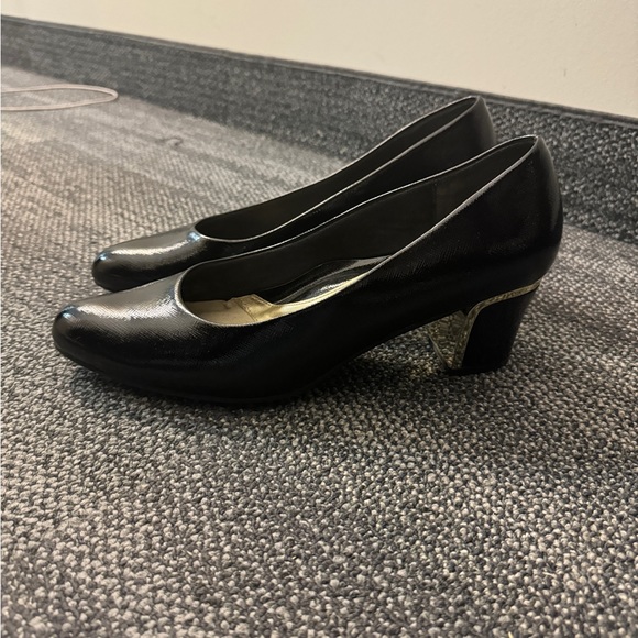 Patent pumps with gold accent - Picture 2 of 2